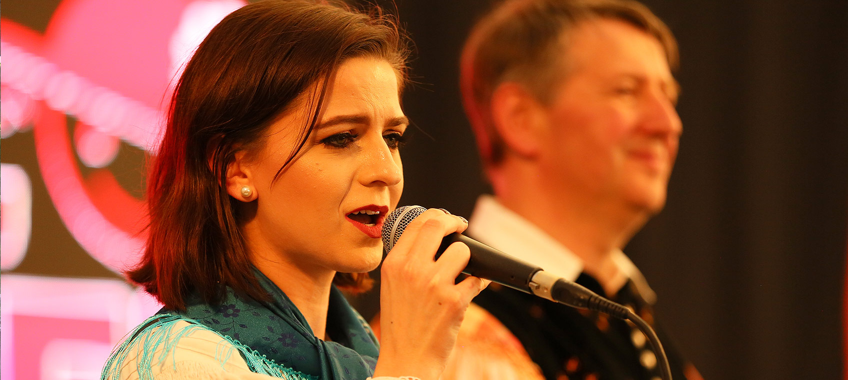 Die Sängerin Andreja Zlatnar der Kultband von die jungen original Oberkrainer